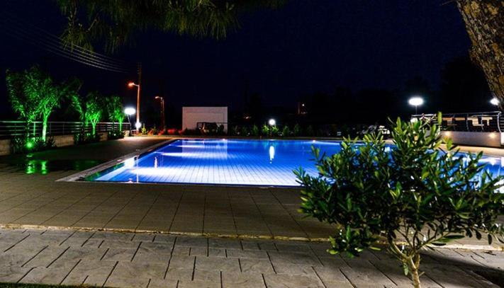 Cosmopolis Multi-Venue Aparthotel Larnaca Esterno foto
