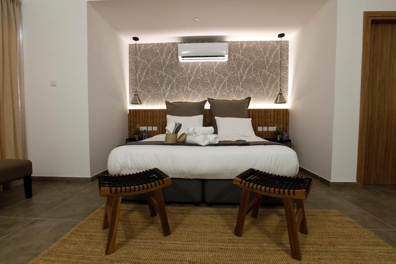 Cosmopolis Multi-Venue Aparthotel Larnaca Esterno foto