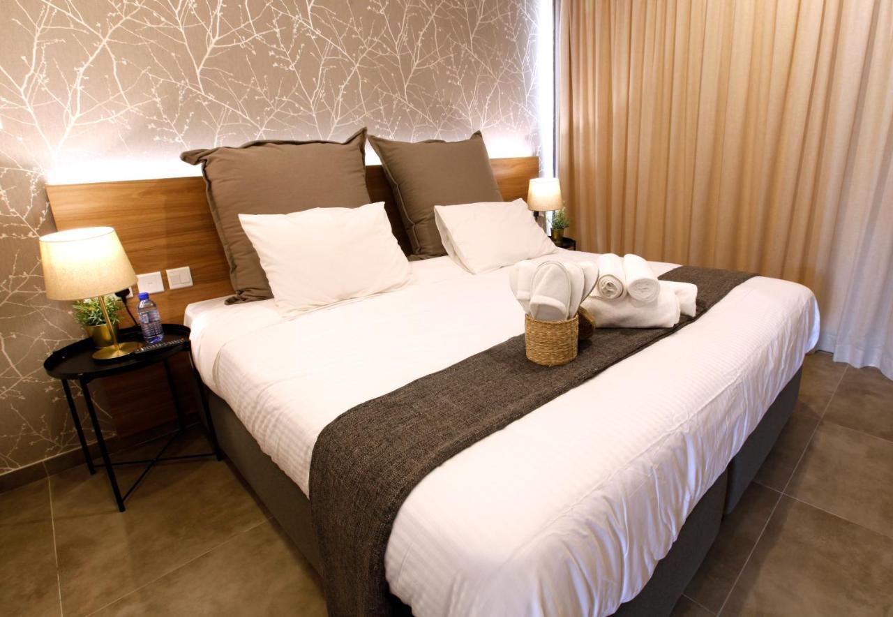 Cosmopolis Multi-Venue Aparthotel Larnaca Esterno foto