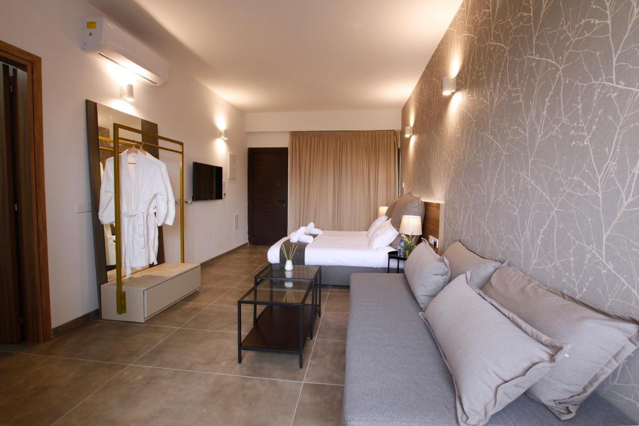 Cosmopolis Multi-Venue Aparthotel Larnaca Esterno foto
