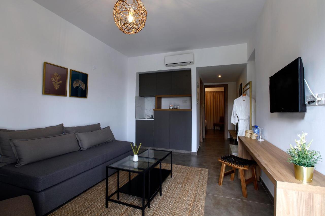 Cosmopolis Multi-Venue Aparthotel Larnaca Esterno foto