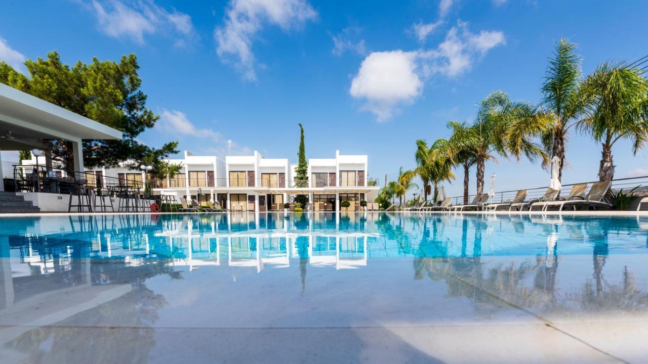 Cosmopolis Multi-Venue Aparthotel Larnaca Esterno foto